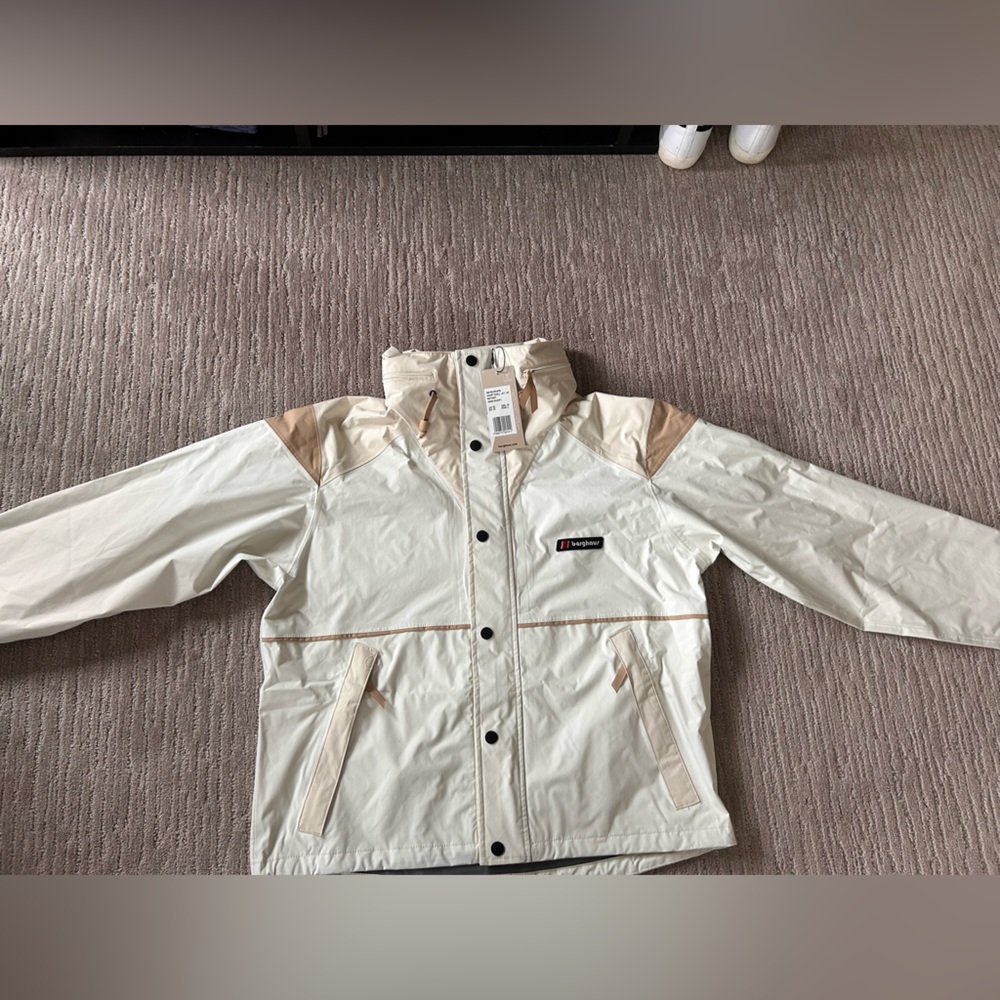BERGHAUS Women's White Mayeurvate Short Jacket
